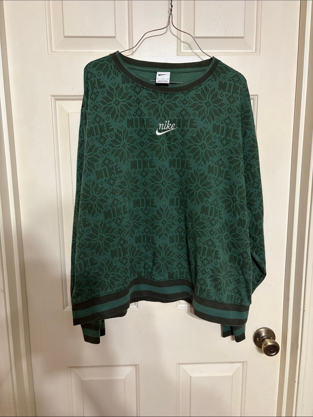 Nike Green Patterned Crewneck Sweatshirt with Subtle Snowflake Motif. It is SOFT